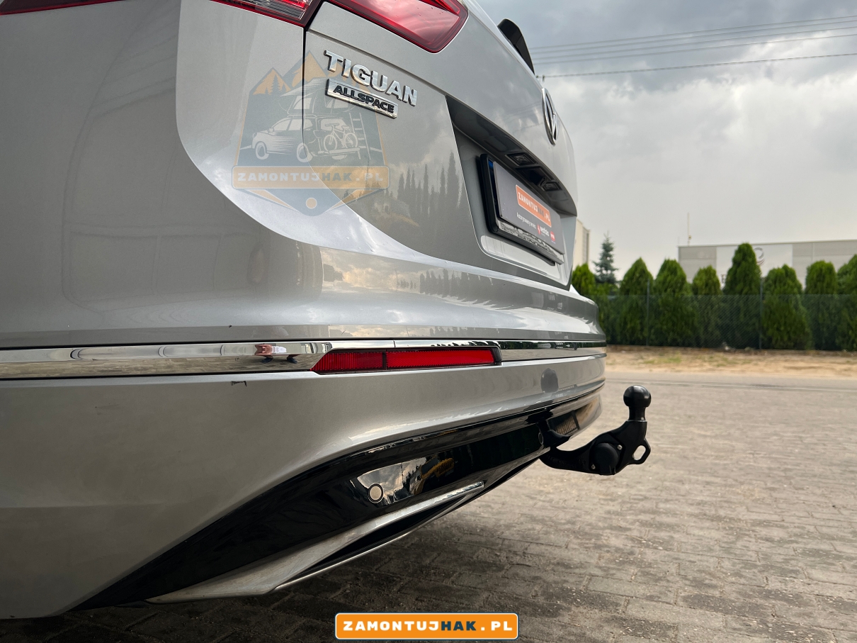 zdjecie samochodu volkswagen tiguan ii allspace koloru srebrnego po montazu oryginalnego haka holowniczego westfalia typ r10 elektryczny na przycisk z montazem w poznaniu w autoryzowanym serwisie westfalia automotive 4motion